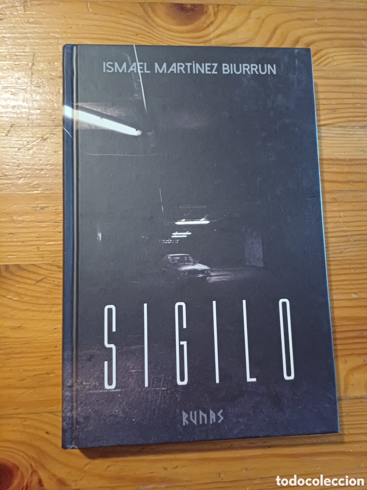 Libros de segunda mano: Sigilo Ismael Mart&iacute;nez Biurrun Runas Libro tapa dura Alianza editorial