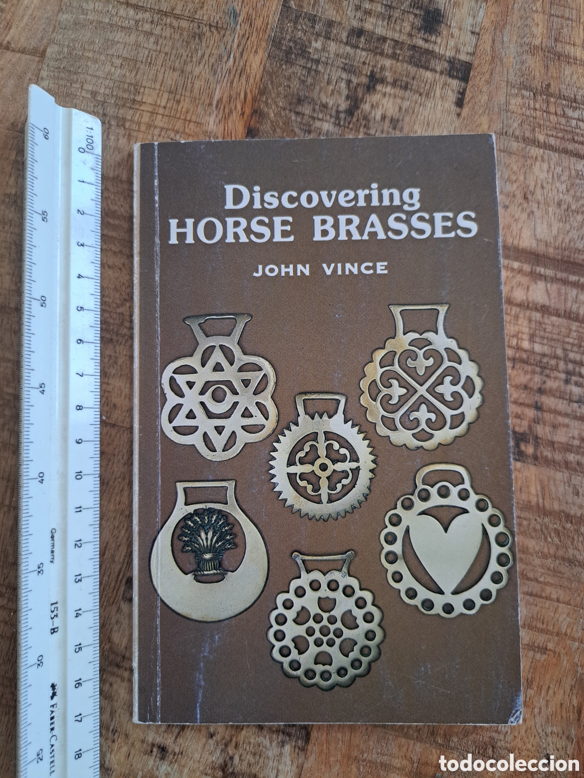 Libros de segunda mano: Jml Discovering Horse Brasses. John Vince. Insignias condecoraciones caballos.