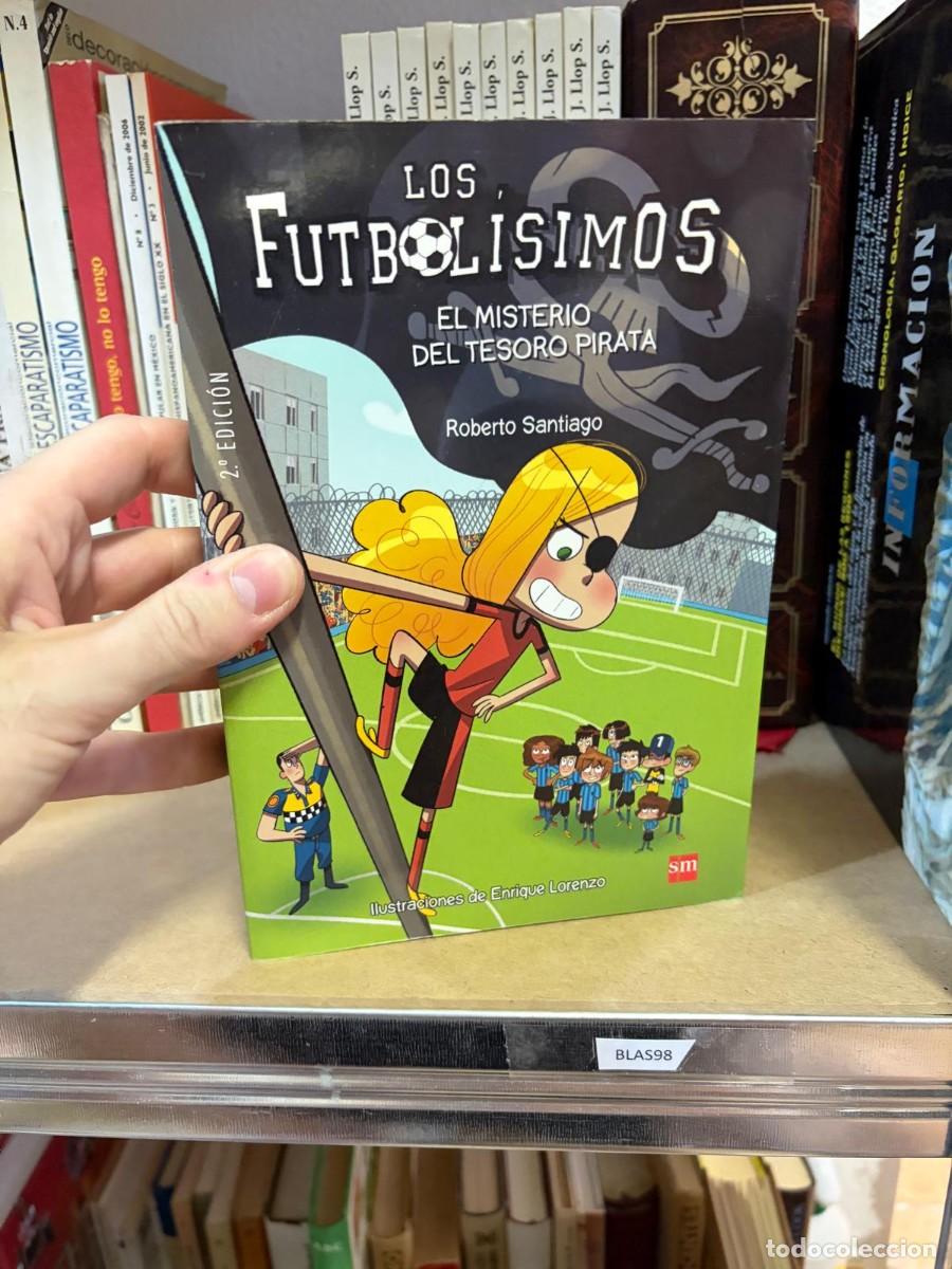 Libros de segunda mano: BLAS98 Roberto Santiago, Los Futbol&iacute;simos: El misterio del tesoro pirata (2.&ordf; edici&oacute;n), SM