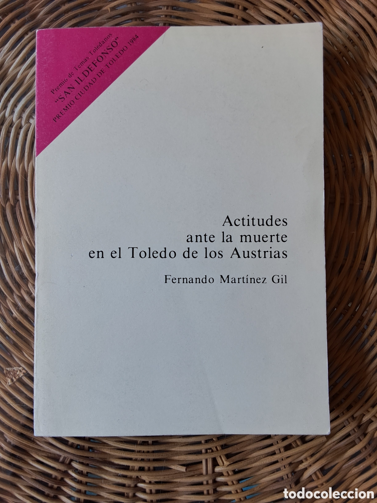 Libros de segunda mano: Fernando Mart&iacute;nez Gil:&rdquo;Actitudes ante la muerte en el Toledo de los Austrias&rdquo;.