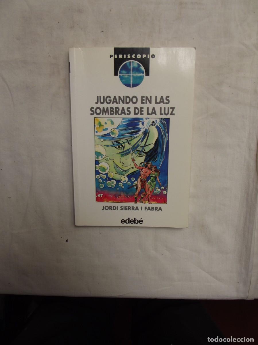 Libros de segunda mano: JUGANDO EN LAS SOMBRAS DE LA LUZ POR JORDI SIERRA I FABRA