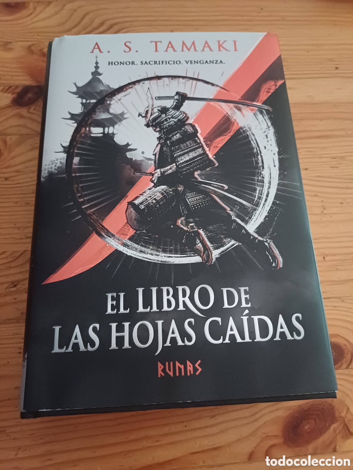 Libros de segunda mano: El libro de las hojas ca&iacute;das A.S. Tamaki Honor sacrificio venganza - RUNAS