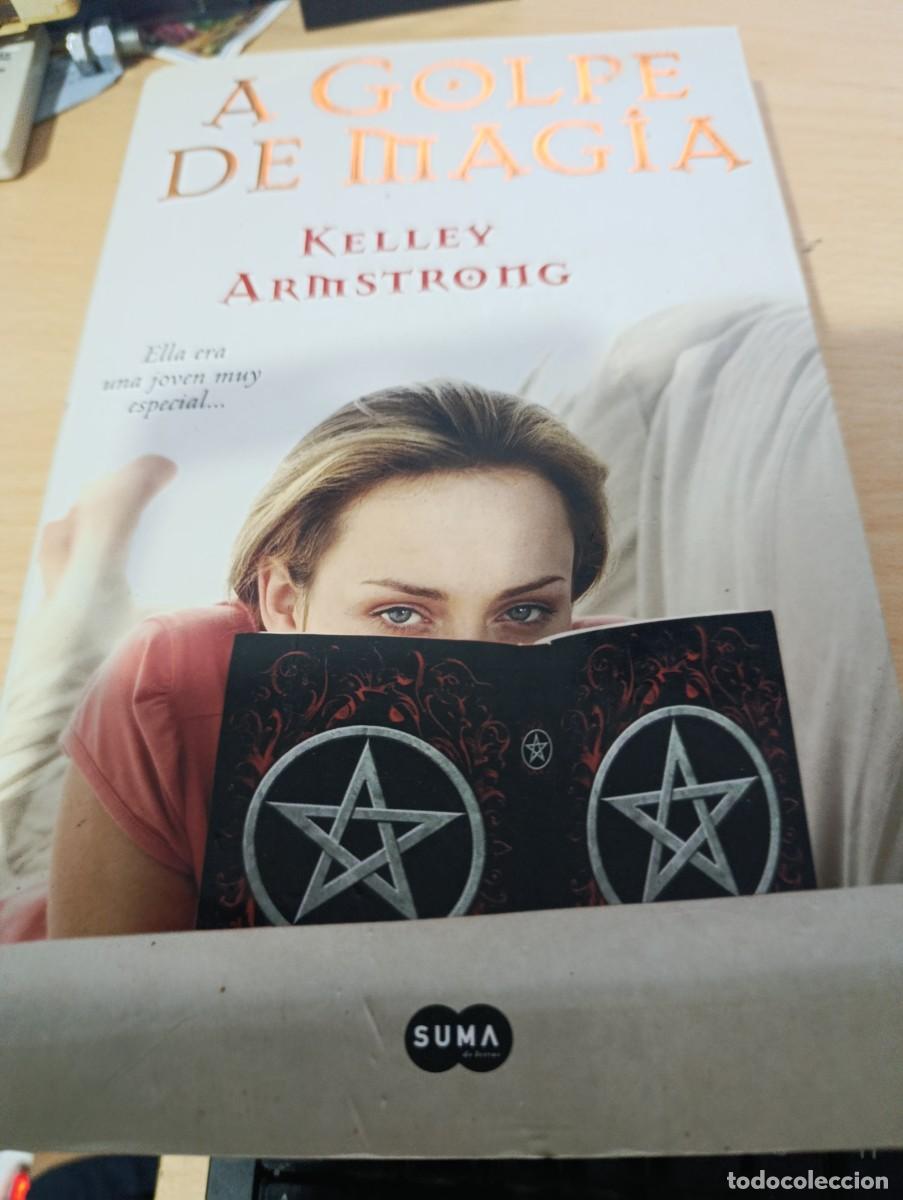 Libros de segunda mano: A GOLPE DE MAGIA. KELLEY ARMSTRONG. EST32B3