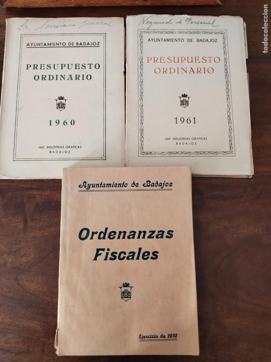Libros de segunda mano: Ayuntamiento de Badajoz. Presupuestos 1960 y 1961, Ordenanzas Fiscales 1957.