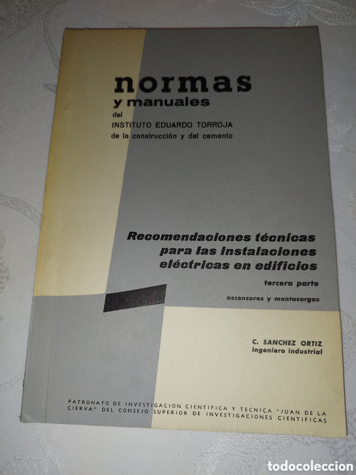 Libros de segunda mano: RECOMENDACIONES TECNICAS INSTALACIONES ELECTRICAS EN EDIFICIOS. ASCENSORES Y MONTACARGAS. 1967