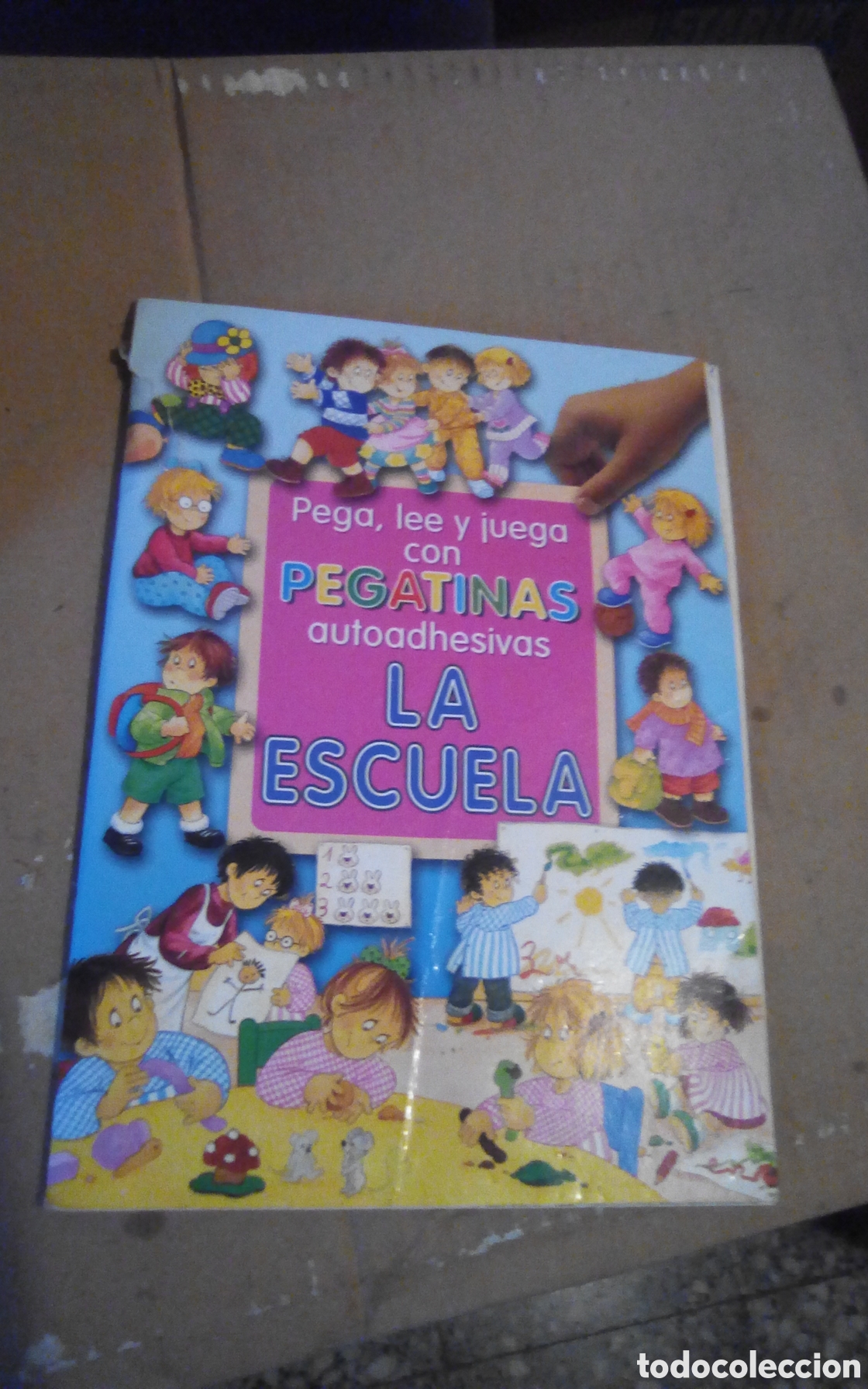 Libros de segunda mano: Pega, lee y juega con pegatinas. La escuela. Grafalco 2003. Usado, algunas pegatinas sin utilizar.