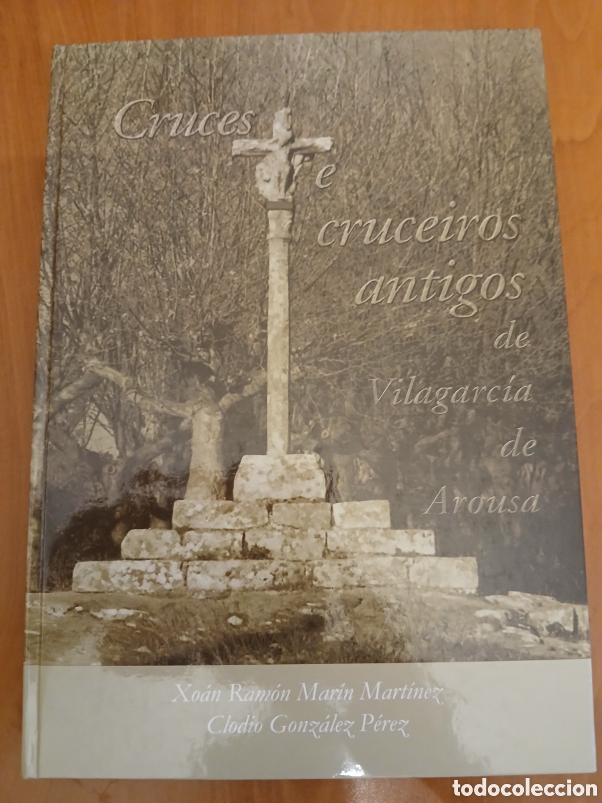 Libros de segunda mano: Cruces e cruceiros antigos de Vilagarc&iacute;a de Arousa. X. R. Mar&iacute;n, C. Gonz&aacute;lez. GALICIA.