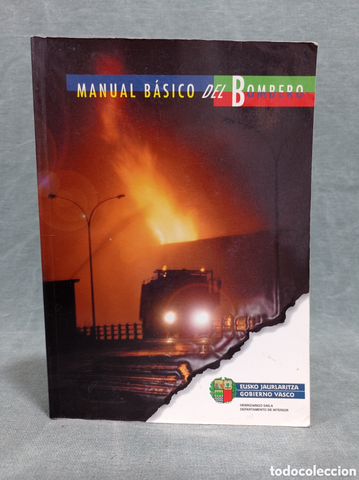 Libros de segunda mano: MANUAL B&Aacute;SICO DEL BOMBERO - SERVICIO CENTRAL DE PUBLICACIONES DEL GOBIERNO VASCO - 2005