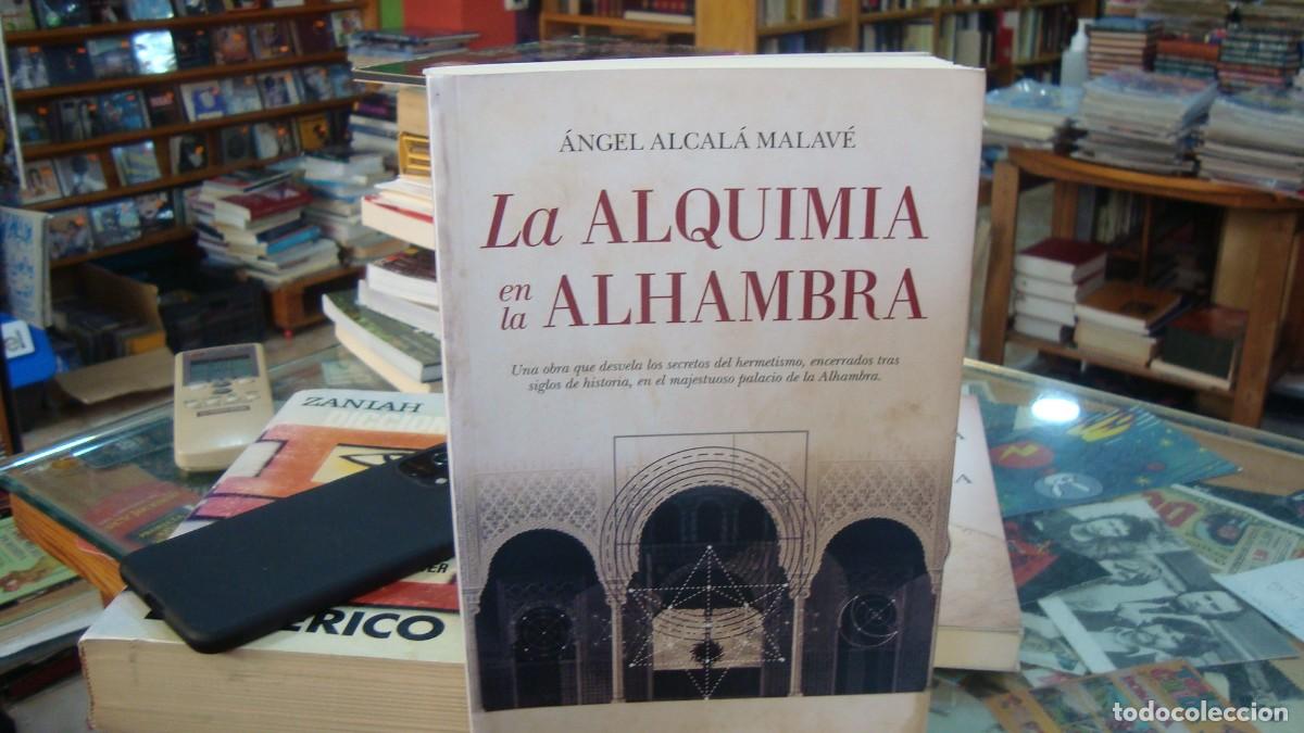 Libros de segunda mano: La alquimia de la Alhambra. Angel Alcal&aacute; Malav&eacute;. Almuzara. Como nuevo