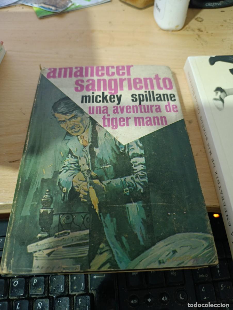 Libros de segunda mano: AMANECER SANGRIENTO. MICKEY SPILLANE. UNA AVENTURA DE TIGER MANN. . EST32B4