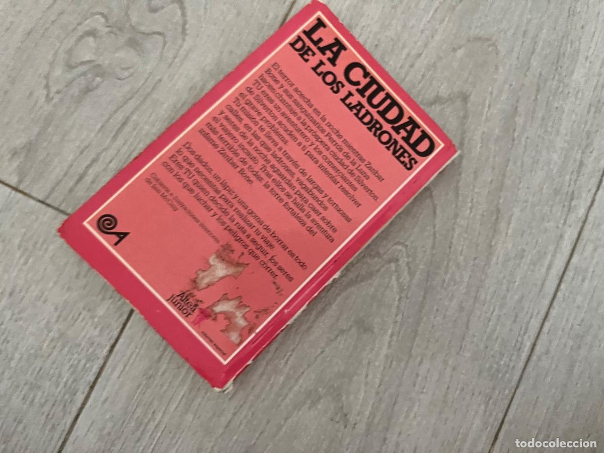 Libros de segunda mano: ALTEA JUNIOR - LUCHA FICCI&Oacute;N 5 - La ciudad de los Ladrones - Foto 3