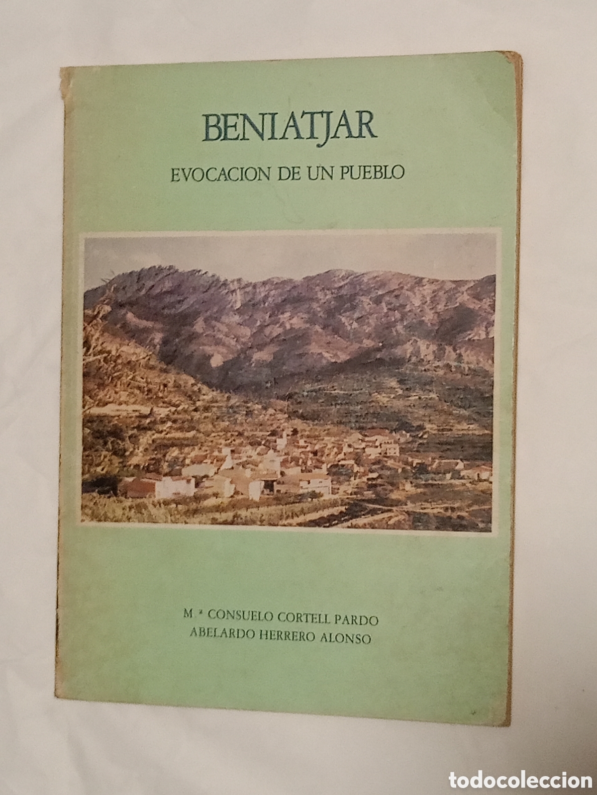 Libros de segunda mano: Beniatjar: evocaci&oacute;n de un pueblo&rdquo;, una obra escrita por M&ordf; Consuelo Cortell Pardo y Abelardo Herrer