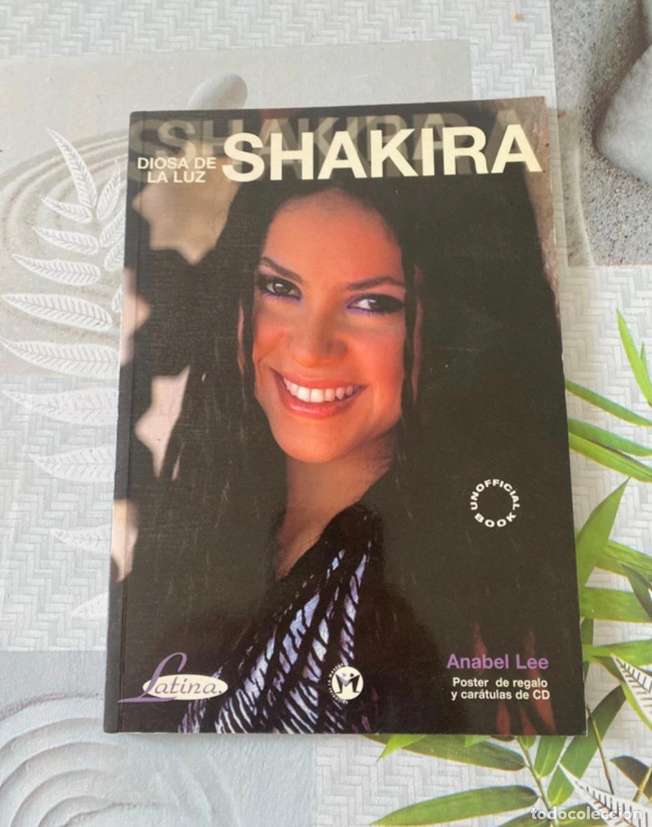 Libros de segunda mano: Libro oficial Shakira, diosa de la Luz(conserva el p&oacute;ster como se puede ver en las fotos)