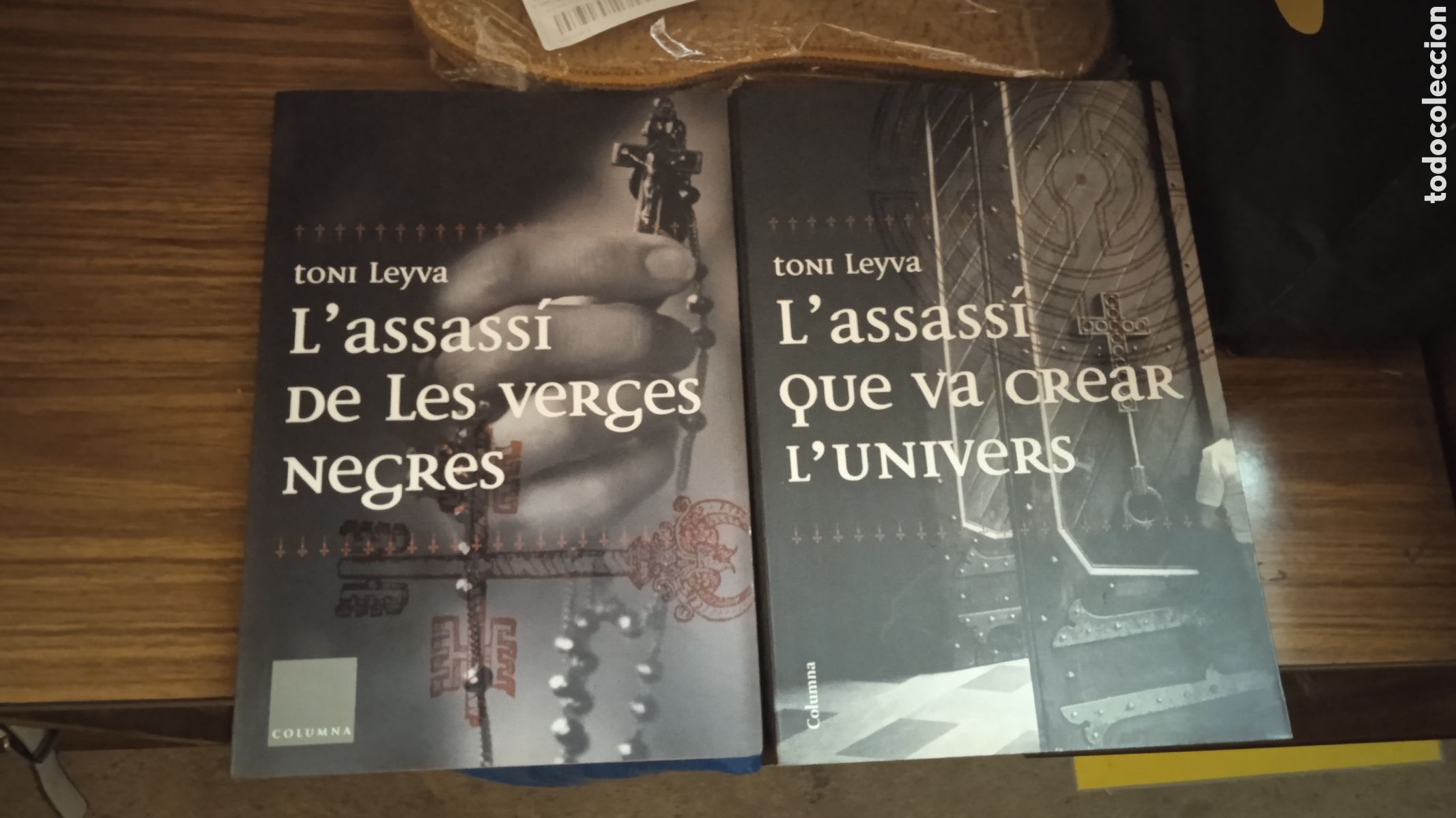 Libros de segunda mano: Lote 2 libros Toni Leyva &ndash; Trilog&iacute;a Sat&aacute;nica &ndash; L&rsquo;assass&iacute; de les verges negres + L&rsquo;assass&iacute; que va cre