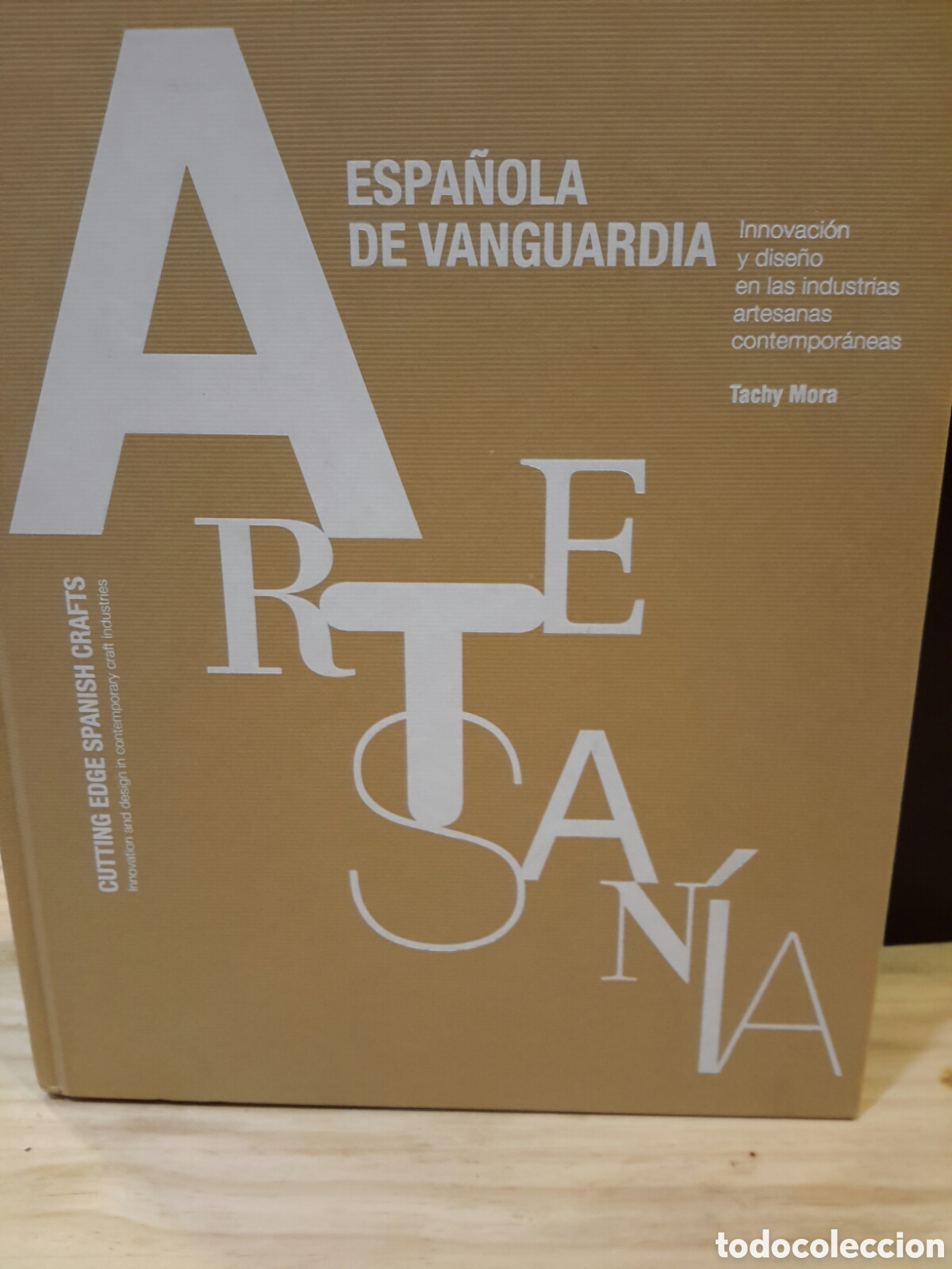 Livres d'occasion: Tachy Mora. Artesan&iacute;a espa&ntilde;ola de vanguardia. Innovaci&oacute;n y dise&ntilde;o en las industrias artesanas...