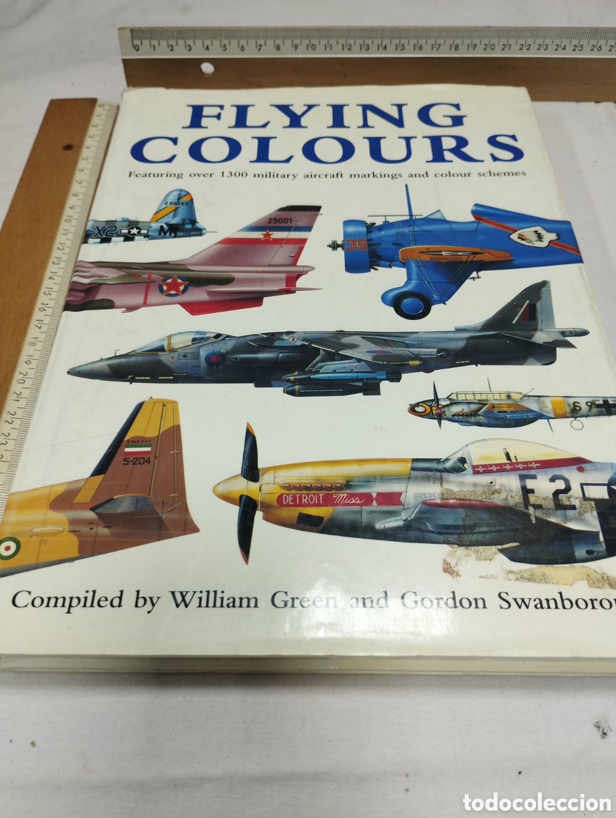 Libros de segunda mano: Flying colours. Green & Swanborough, 1997