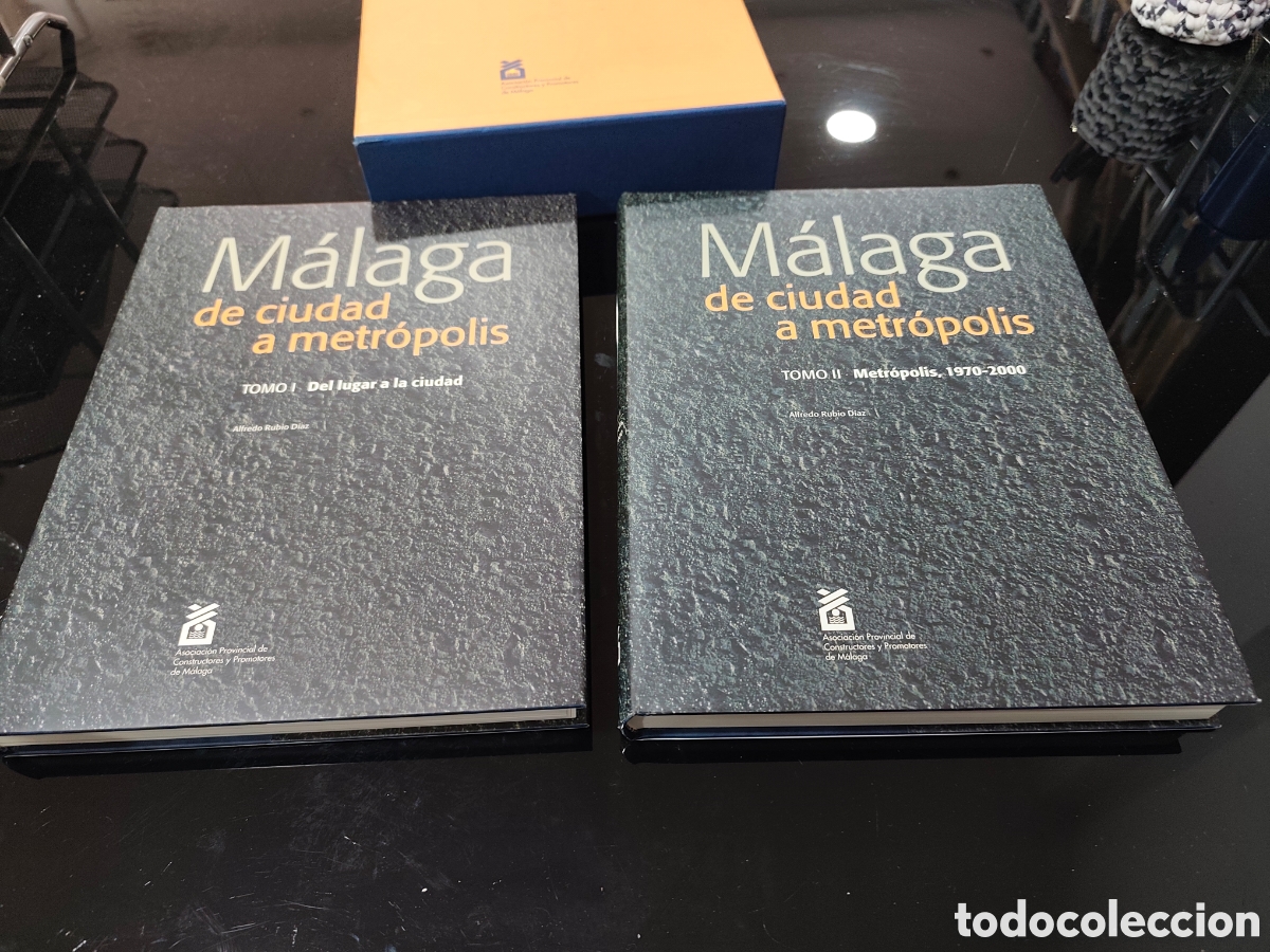 Libros de segunda mano: M&aacute;laga, de ciudad a metr&oacute;polis. 2 tomos en estuche - Foto 2