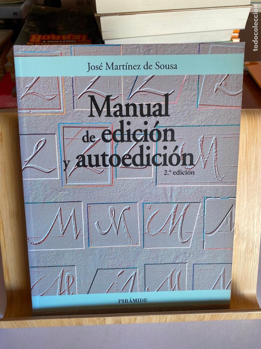 Libros de segunda mano: MANUAL DE EDICI&Oacute;N Y AUTOEDICI&Oacute;N. JOS&Eacute; MART&Iacute;NEZ DE SOUSA. EDITORIAL PIR&Aacute;MIDE. 2&ordf; EDICI&Oacute;N