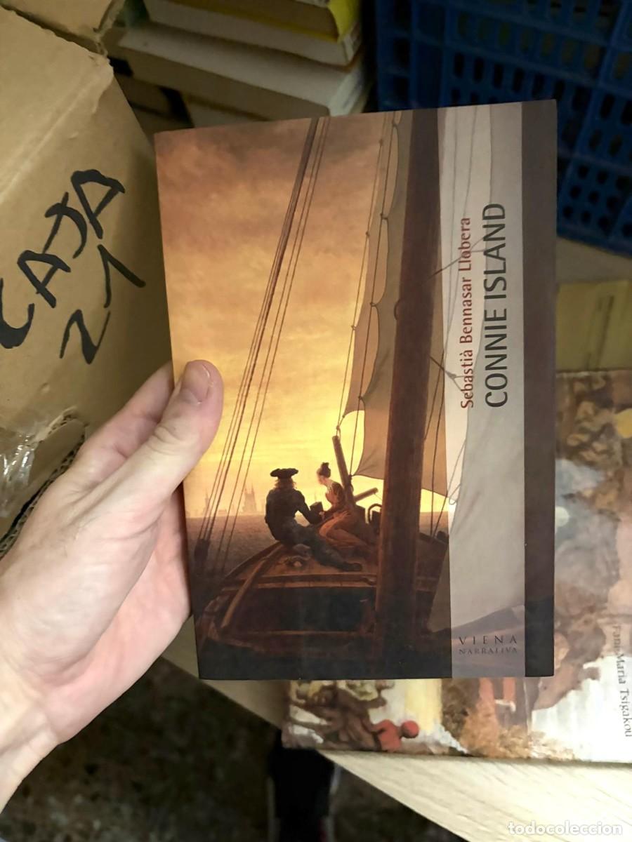 Libros de segunda mano: CAJA21 &mdash; &mdash; CONNIE ISLAND. Sebasti&agrave; Bennasar Llobera. Viena.