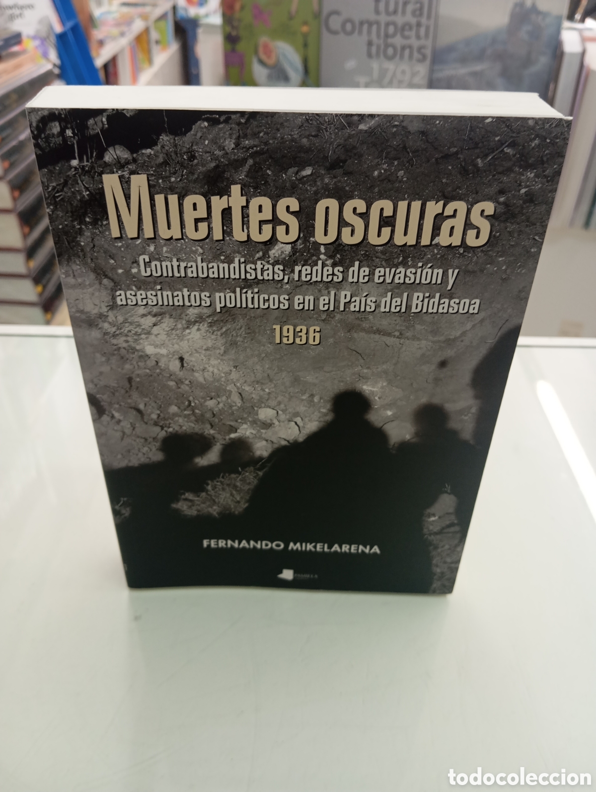 Libros de segunda mano: Muertes oscuras Contrabandistas redes evasi&oacute;n asesinatos pol&iacute;ticos Pa&iacute;s Bidasoa F. MIKELARENA VASCO