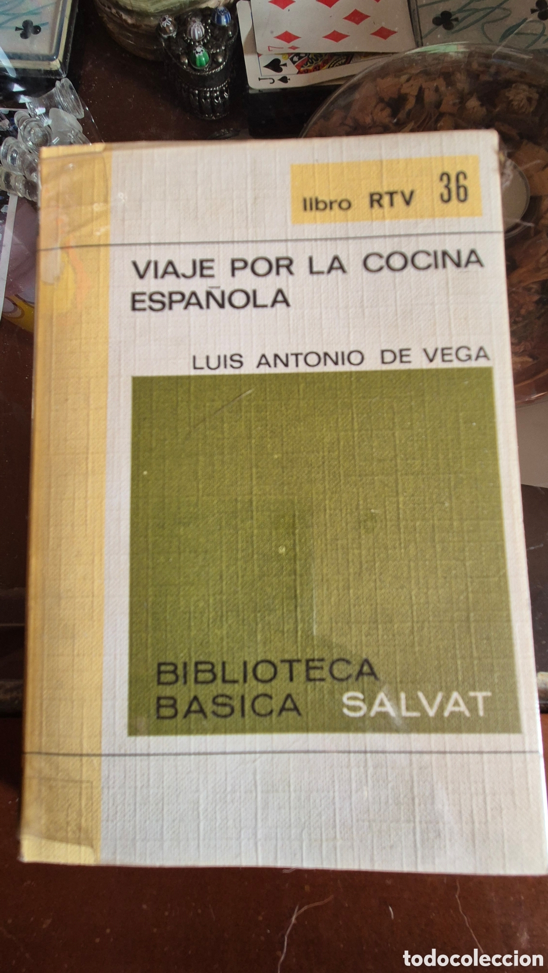 Libros de segunda mano: Libro Viaje por la cocina espa&ntilde;ola escrito por Luis Antonio de Vega