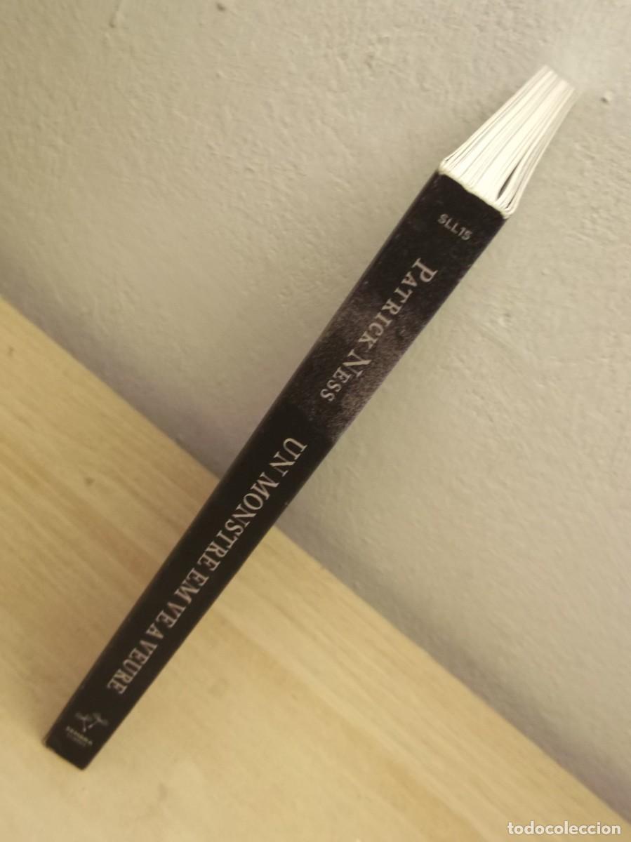 Libros de segunda mano: Un monstre em ve a veure - Edici&oacute;n en Catal&aacute;n Patrick Ness - Foto 2