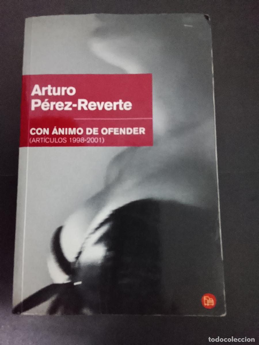 Libros de segunda mano: Arturo P&eacute;rez Reverte: Con &aacute;nimo de ofender. Art&iacute;culos 1998-2001 (Punto de Lectura. 2008)