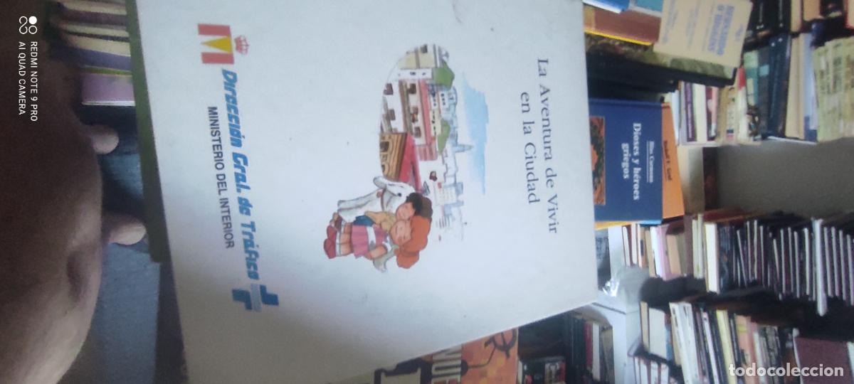 Libros de segunda mano: LA AVENTURA DE VIVIR EN LA CIUDAD - DIRECCI&Oacute;N GENERAL DE TR&Aacute;FICO - MINISTERIO DEL INTERIOR 1996