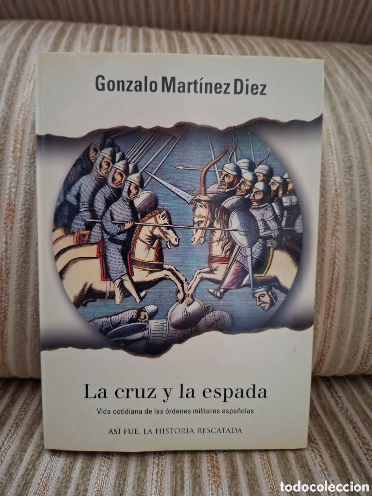 Libros de segunda mano: LA CRUZ Y LA ESPADA, vida cotidiana de las &oacute;rdenes militares espa&ntilde;olas
