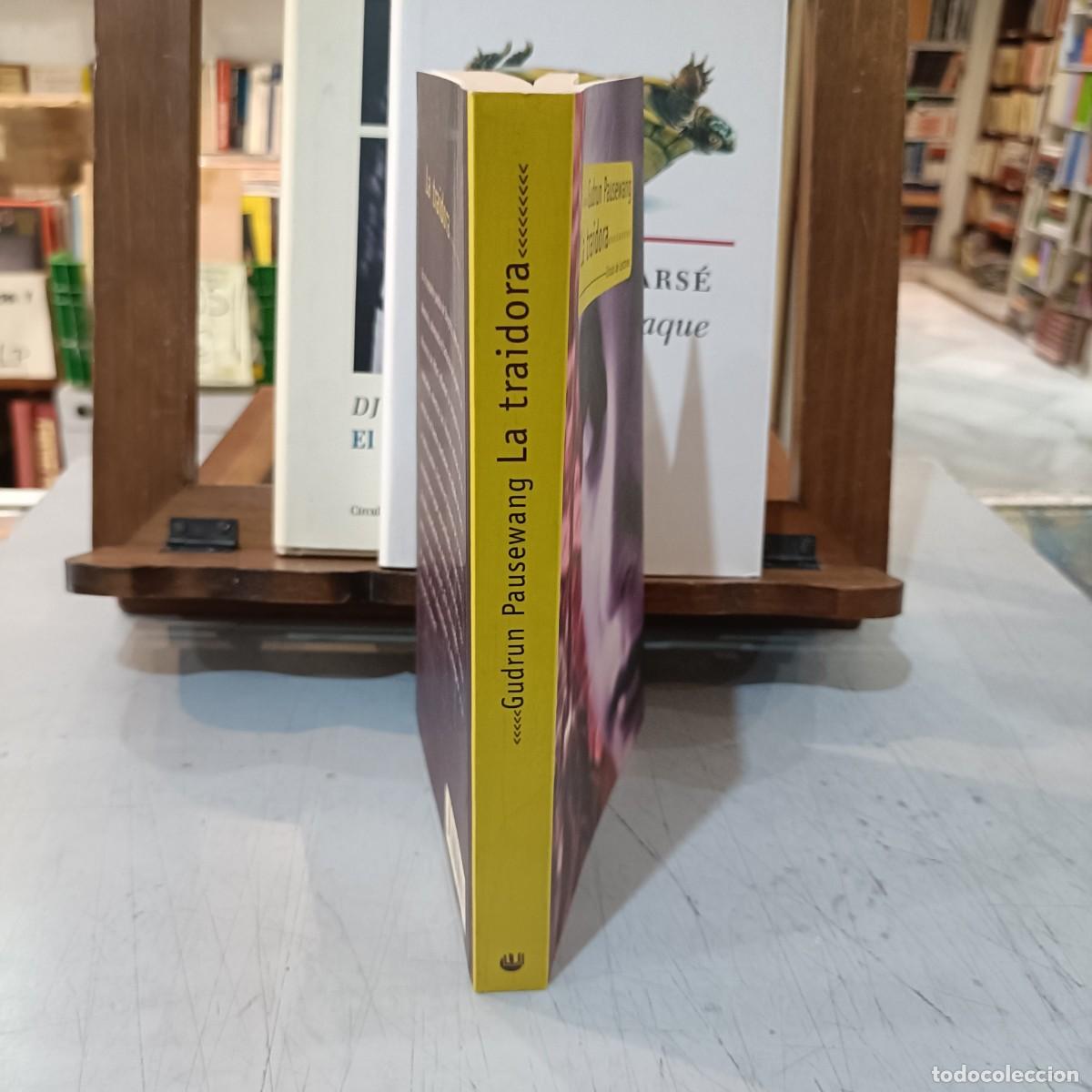 Libros de segunda mano: La Traidora - Gufrun Pausewang - C&iacute;rculo de Lectores 2000 - Foto 2