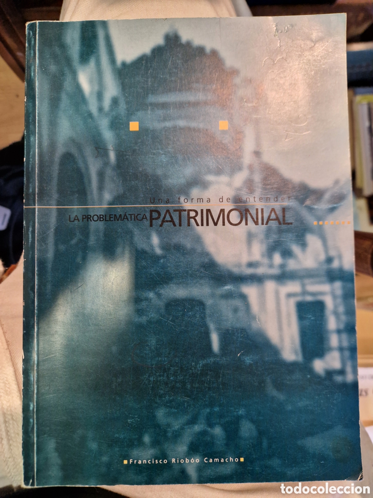 Second hand books: RIOB&Oacute;O CAMACHO, Francisco. Una forma de entender la problem&aacute;tica patrimonial