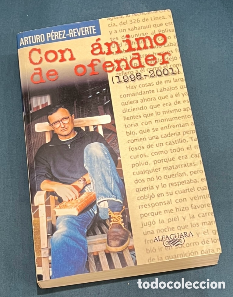 Libros de segunda mano: Libro. Arturo P&eacute;rez-Reverte. &ldquo;Con &aacute;nimo de ofender (1998-2001)&rdquo;. Ed. Alfaguara. 2001.