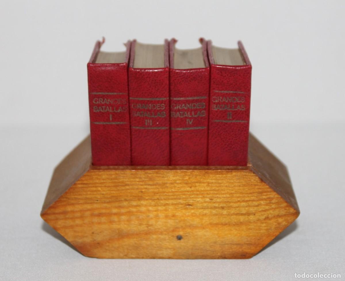 Libros de segunda mano: Colecci&oacute;n miniatura Grandes Batallas. 4 libros con expositor de madera