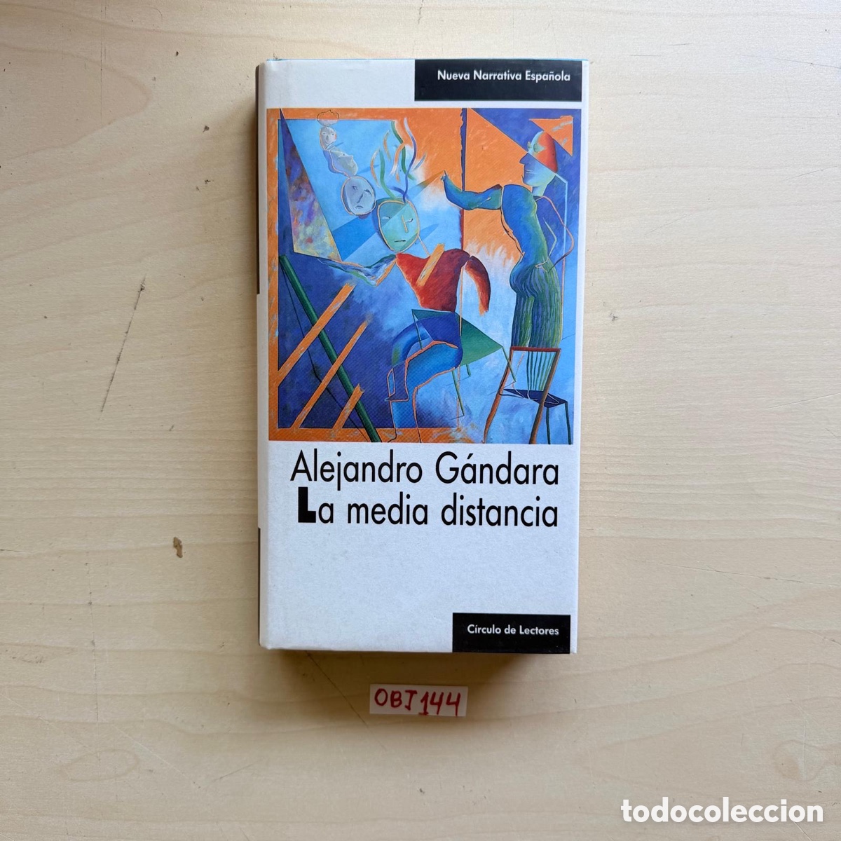 Libros de segunda mano: Libro la media distancia - Foto 1