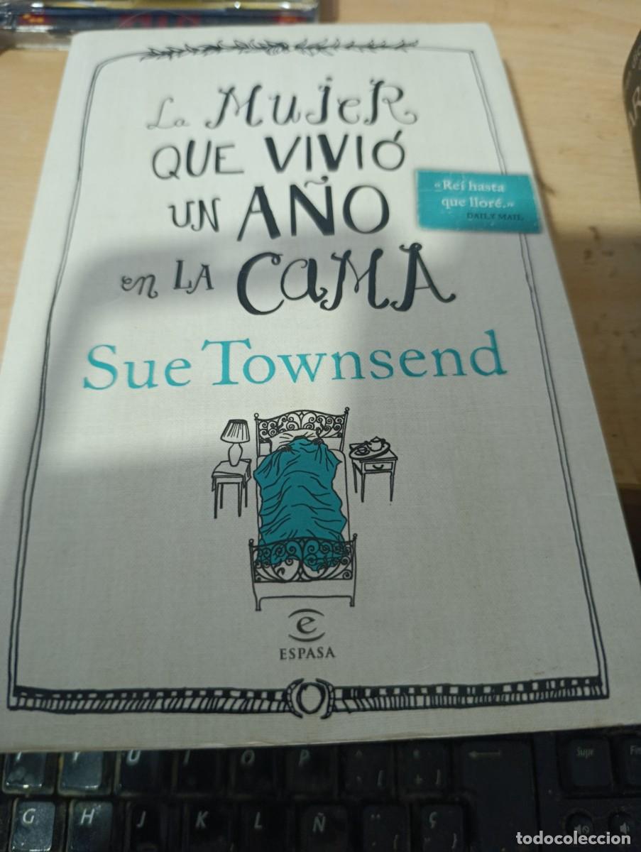 Libros de segunda mano: LA MUJER QUE VIVIO UN A&Ntilde;O EN LA CAMA. SUE TOWNSEND. EST33B3