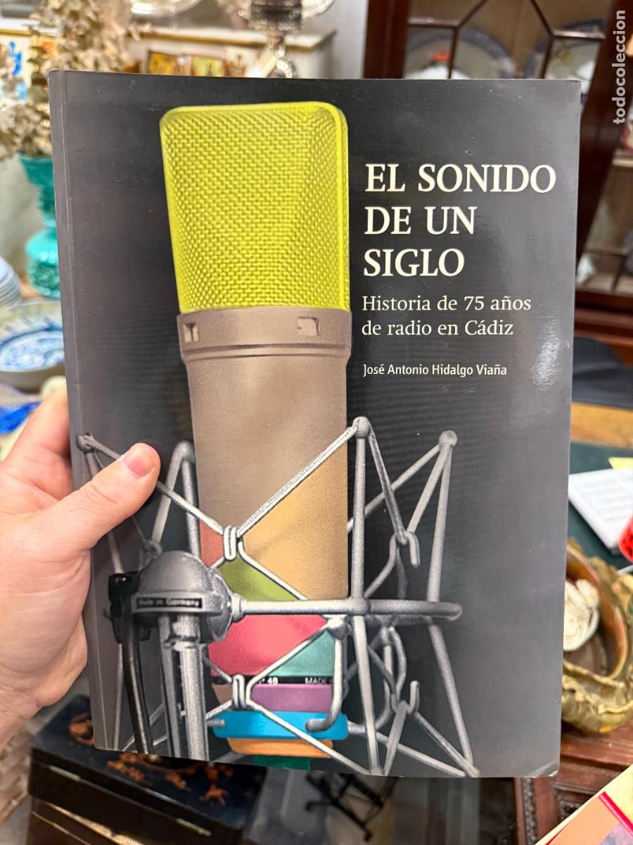 Libros de segunda mano: LIBRO EL SONIDO DE UN SIGLO - HISTORIA DE 75 A&Ntilde;OS DE RADIO EN CADIZ - 192 PAG