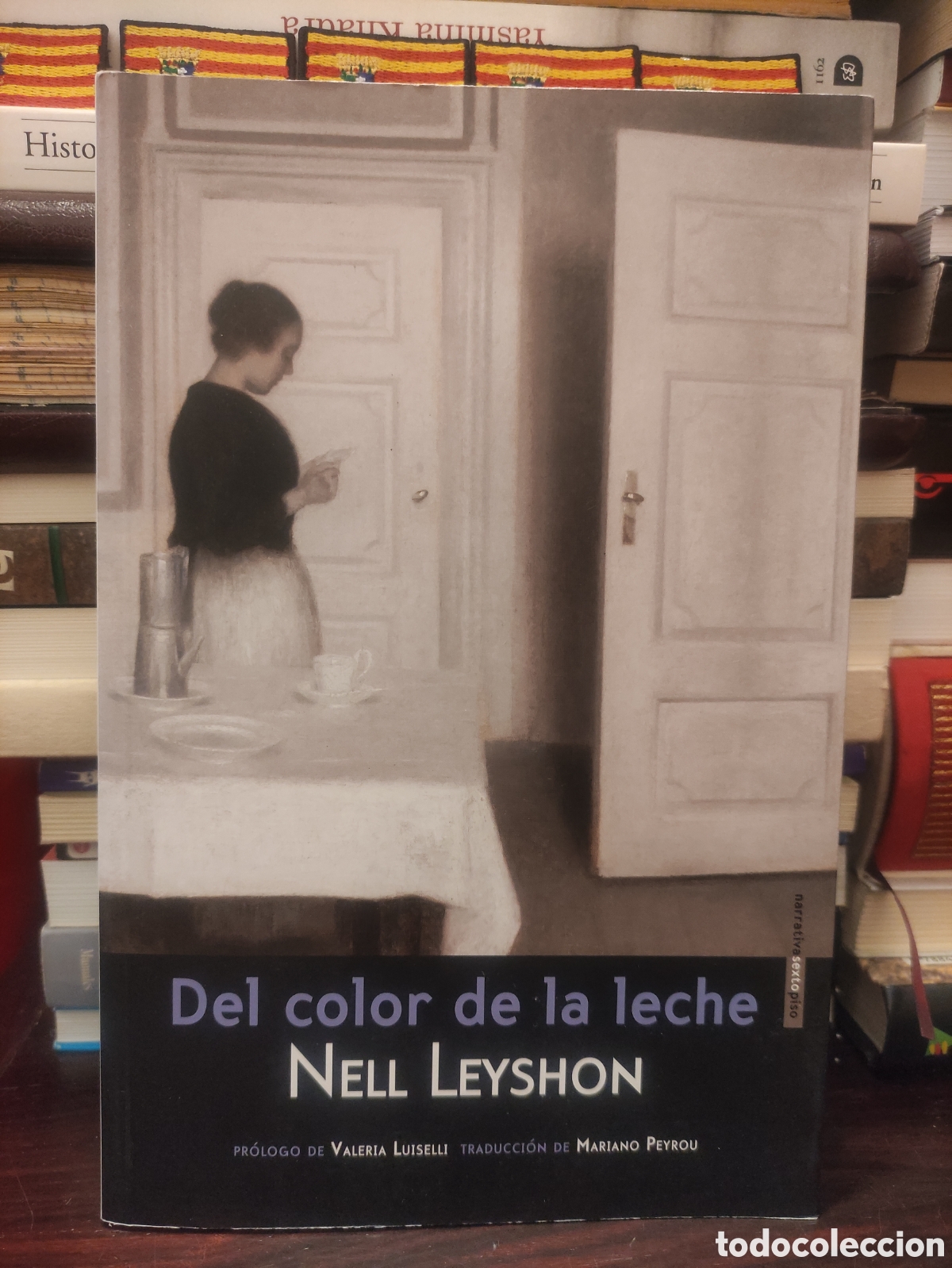 Second hand books: Del color de la leche - NELL LEYSHON