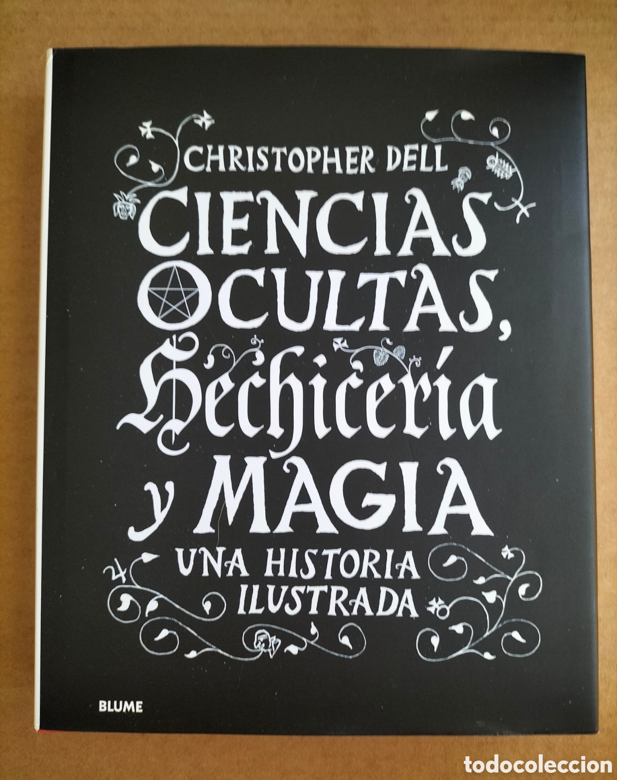 Livros em segunda m&atilde;o: Ciencias ocultas, hechicer&iacute;a y magia. Una historia ilustrada. Christopher Dell. Blume, 2021. Libro