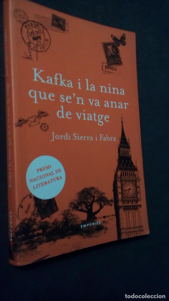Libros de segunda mano: KAFKA I LA NINA QUE SE&acute;N VA ANAR DE VIATGE - JORDI SIERRA I FABRA - EN CATALAN *-COMO NUEVO