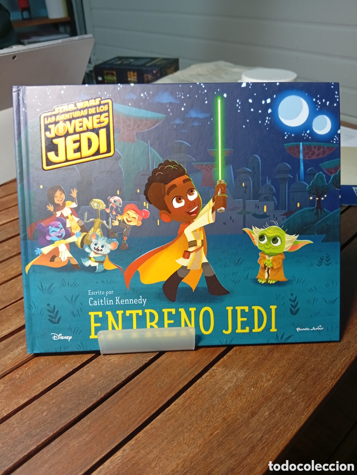Libros de segunda mano: Star wars las aventuras de los j&oacute;venes Jedi entreno Jedi Disney planeta j&uacute;nior