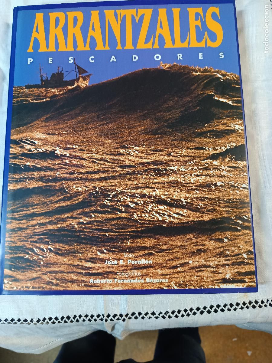 Libros de segunda mano: ARRANTZALES - PESCADORES. TEXTO: JOS&Eacute; E. PERALL&Oacute;N FOTOGRAF&Iacute;AS: ROBERTO FERN&Aacute;NDEZ B&Eacute;CARES