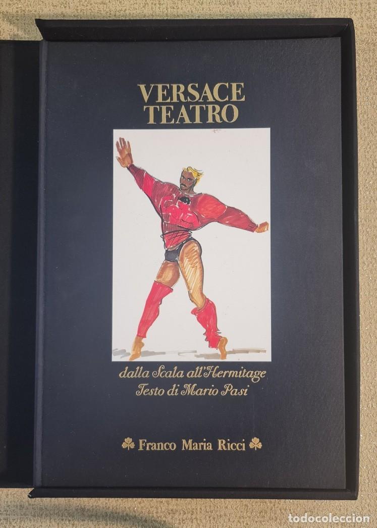 Libros de segunda mano: Versace Teatro. Dalla Scala all&rsquo;Hermitage. Mario Pasi. Franco Maria Ricci, 1987. Con estuche