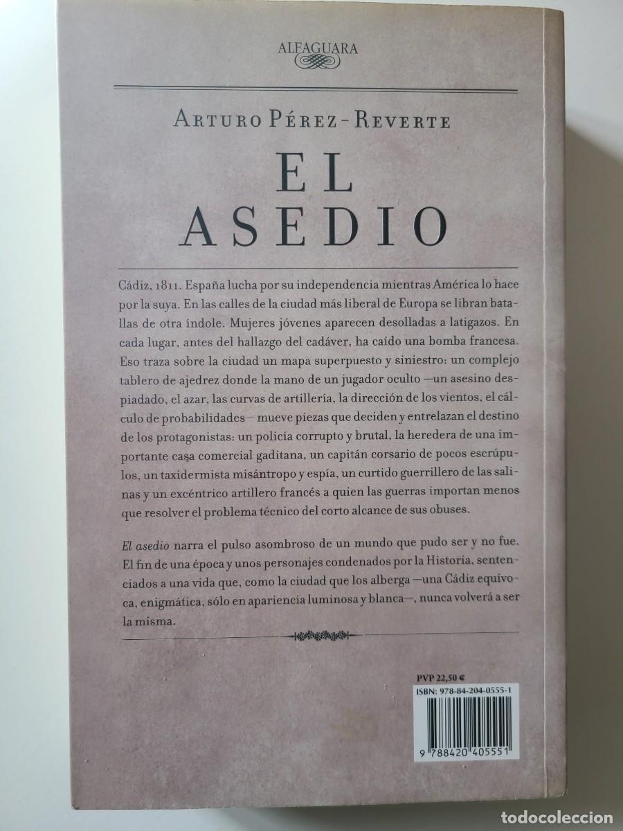 Libros de segunda mano: El asedio Arturo P&eacute;rez Reverte - Foto 2