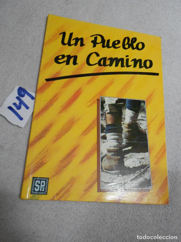 Libros de segunda mano: ANTIGUO LIBRO DE TEXTO - UN PUEBLO EN CAMINO - Foto 1