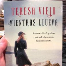 Libros de segunda mano: LIBRO TERESA VIEJO - MIENTRAS LLUEVA. Lote 212095327