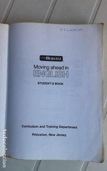 Libros de segunda mano: MOVING AHEAD IN ENGLISH. STUDENTS BOOK - BERLITZ - Foto 2