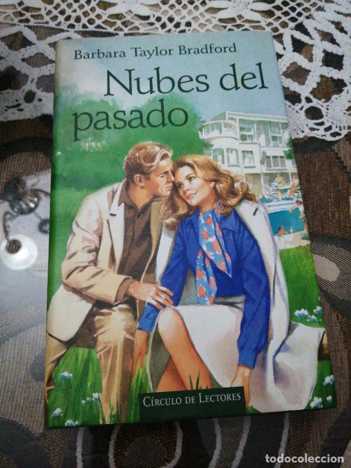 Libros de segunda mano: Libro Barbara Taylor Bradford Nubes del pasado - Foto 1