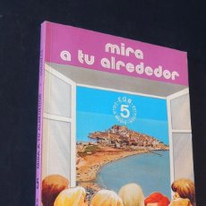 Libros de segunda mano: MIRA A TU ALREDEDOR / SOCIALES 5º E.G.B. / ED. EDELVIVES AÑO 1982 / SIN USAR