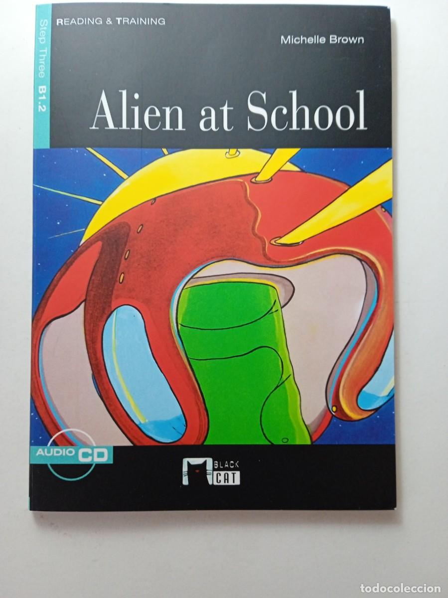 Libros de segunda mano: ALIEN AT SCHOOL - MICHELLE BROWN - READING & TRAINING (INGL&Eacute;S) - Foto 1