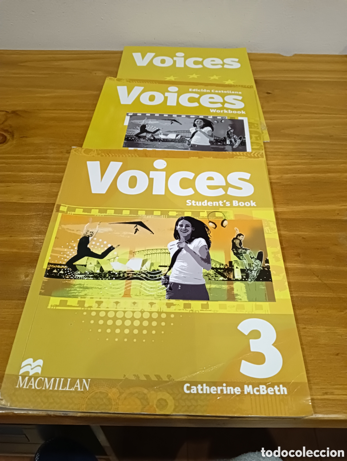 Libros de segunda mano: Voices, Students book 3 , workbook, portfolio - Foto 1